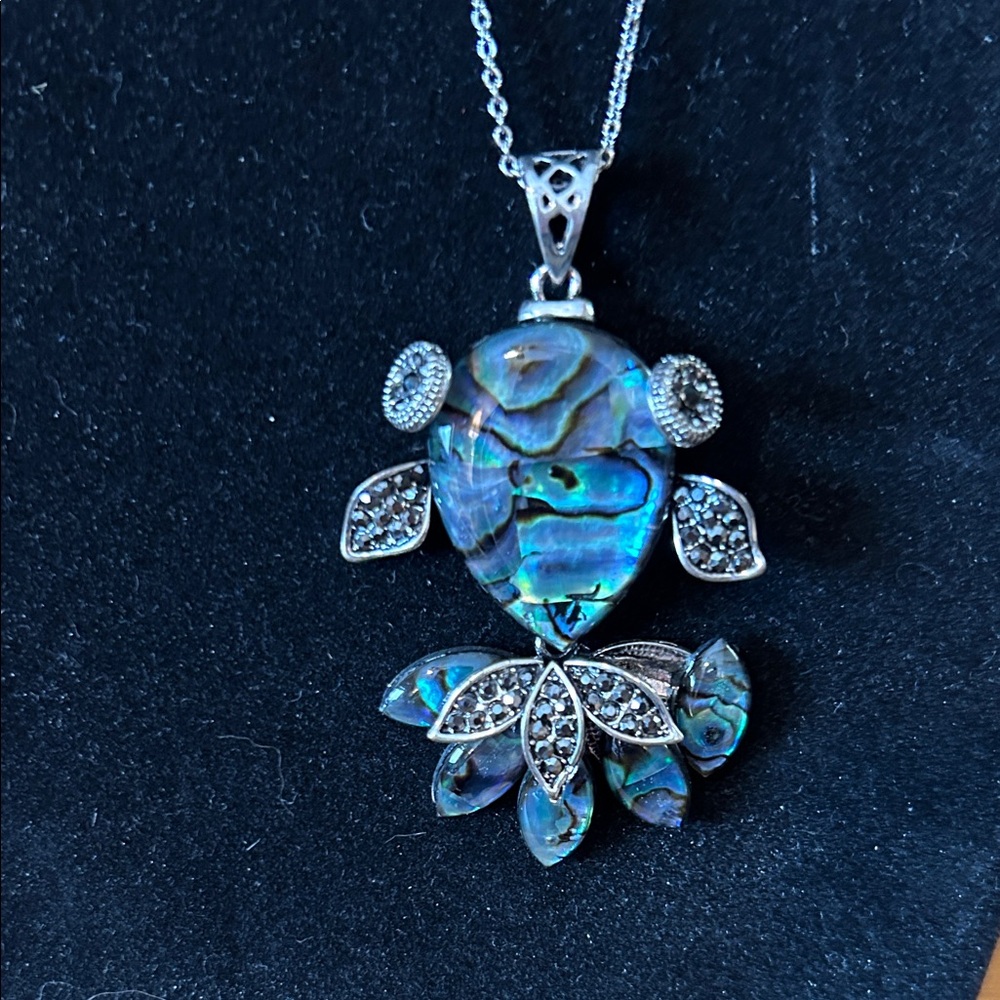 Elegant Abalone Fish Pendant Necklace - Picture 2 of 6